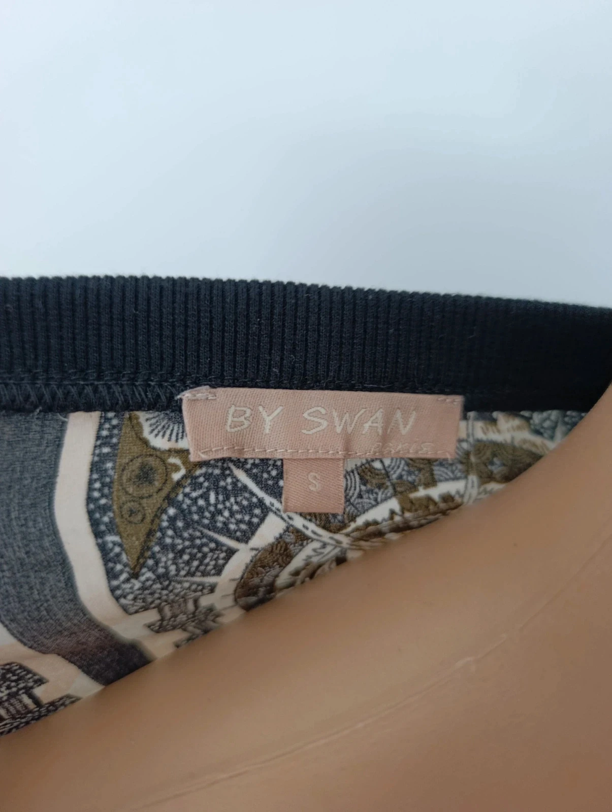 By Swan Paris women's fine black size S sweater with graphic print and lace sleeves – photo 10